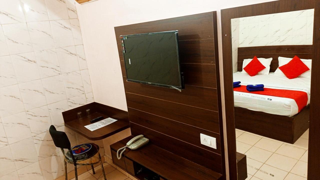Hotel Om Palace - Couple Friendly & Local Id Accepted Divisione di Divisione di Jaipur Esterno foto