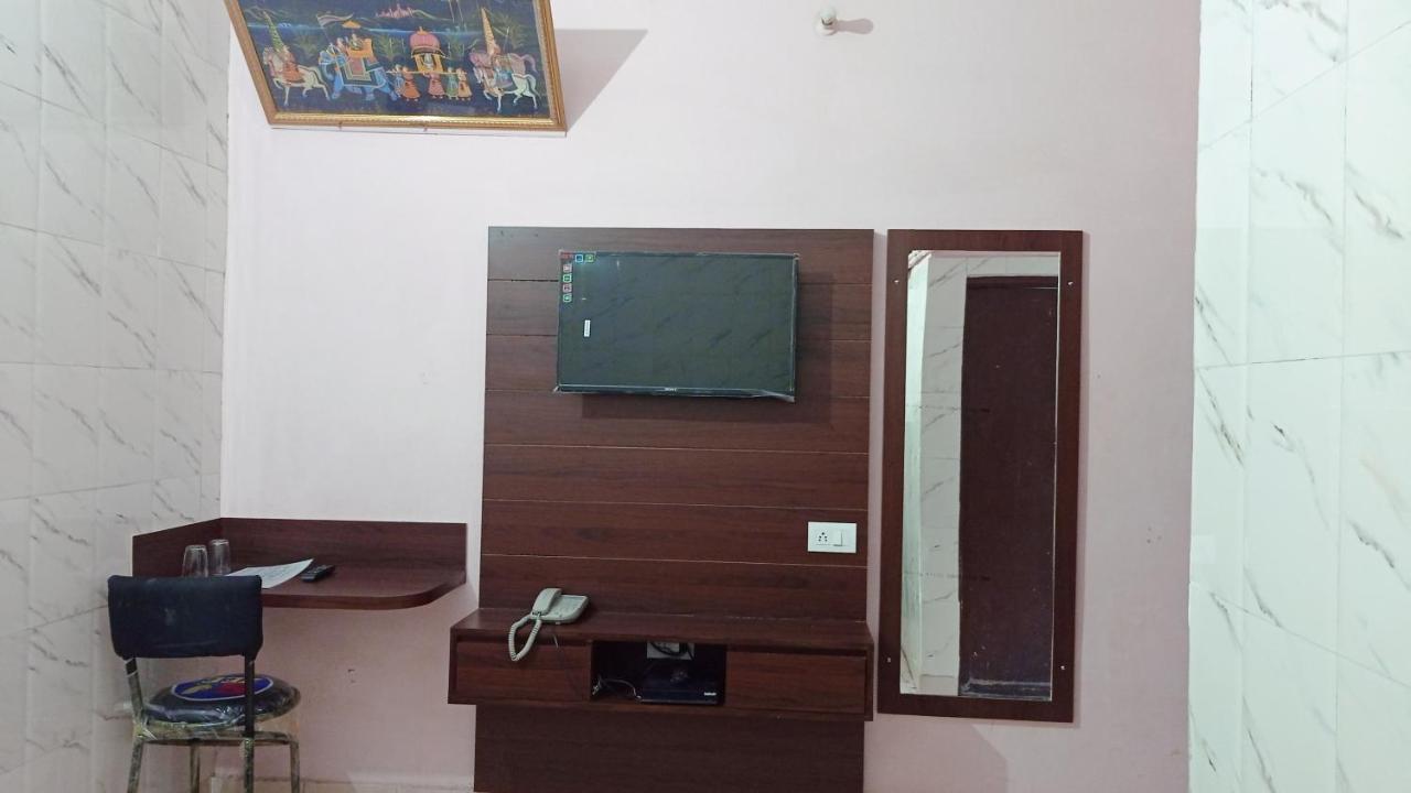 Hotel Om Palace - Couple Friendly & Local Id Accepted Divisione di Divisione di Jaipur Esterno foto