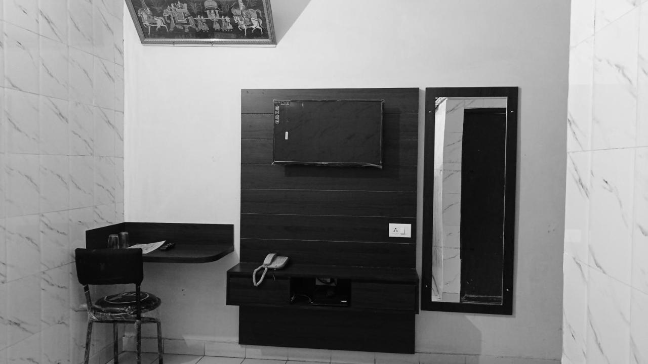 Hotel Om Palace - Couple Friendly & Local Id Accepted Divisione di Divisione di Jaipur Esterno foto